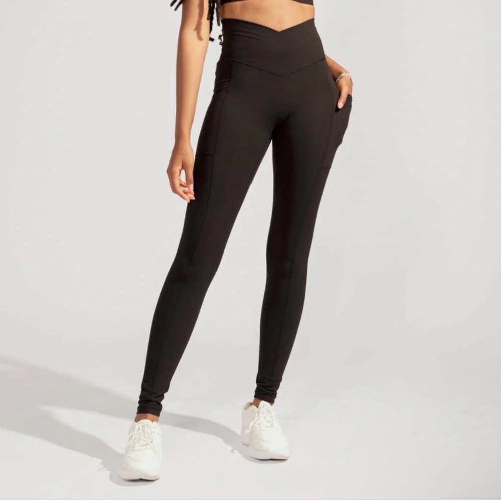 EUC Popflex Crisscross Hourglass Pocket Leggings - size Medium in Black!